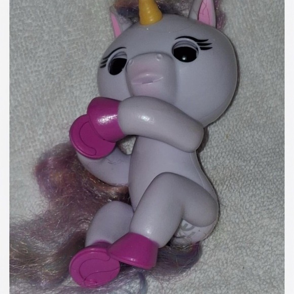 WowWee Fingerlings Interactive Baby Unicorn Gigi White Rainbow Mane‎ - Picture 1 of 4